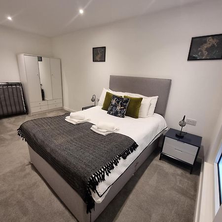 Trafford Suite Modern 1 Bed With Cinema Room Манчестър Екстериор снимка