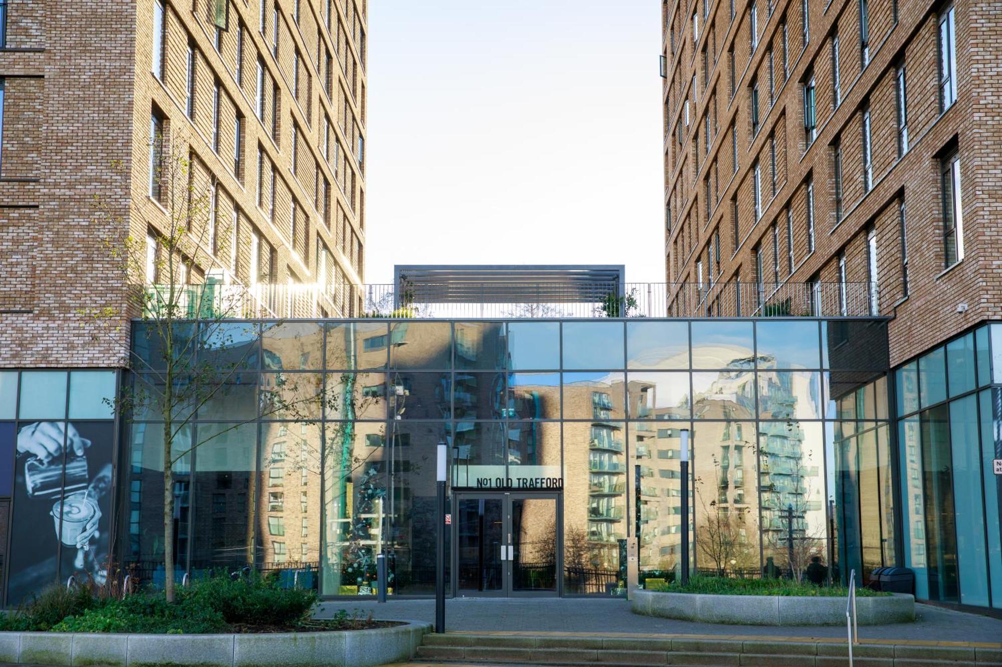 Trafford Suite Modern 1 Bed With Cinema Room Манчестър Екстериор снимка