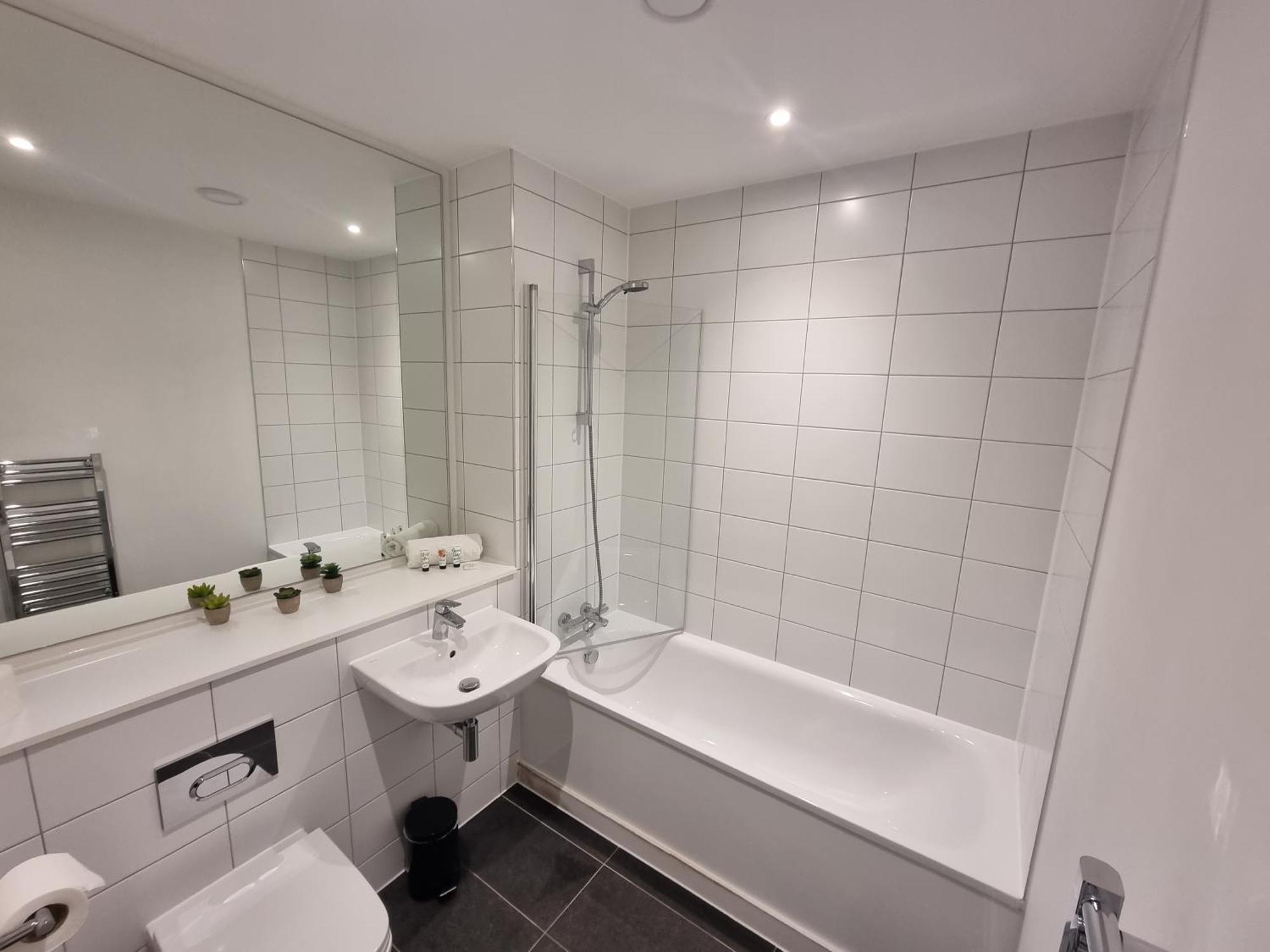 Trafford Suite Modern 1 Bed With Cinema Room Манчестър Екстериор снимка